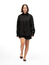 Camisa de manga larga confeccionada en 100% lino natural, con cuello clásico y cierre frontal de botones. Presenta un calce relajado y una textura ligera, ideal para climas cálidos.