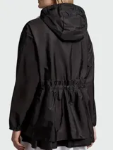 Campera impermeable con capucha Moncler modelo Wete, color negro, con cierre frontal y bolsillos laterales con cierre.