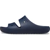 Sandalias tipo slide de la marca Crocs, con diseño de doble tira superior con perforaciones para personalización con Jibbitz. Fabricadas en material Croslite ligero y flexible, con plantilla ergonómica.