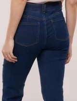 Pantalón jean de corte recto y tiro alto, confeccionado en denim azul. Cuenta con cinco bolsillos funcionales, pretina con pasadores para cinturón y cierre frontal con botón y cremallera.