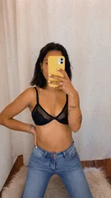 Conjunto de lencería compuesto por un corpiño triangular de microtul transparente con detalles de encaje en las copas y una tanga regulable con elástico ancho.