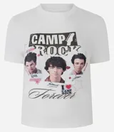 Remera de algodón de manga corta y cuello redondo, con estampa frontal inspirada en Camp Rock y corte ajustado.