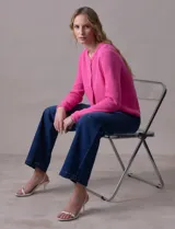 Cardigan tejido color blanco, marca Ninety. Escote a la base y abertura central con botones metálicos dorados. Delantera con bolsillos simulados con botón dorado.