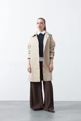 Chaleco tejido de algodón en color marrón, con diseño de textura acanalada y corte recto.