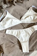 Conjunto de ropa interior de algodón color blanco, compuesto por un soutien triangular con breteles regulables y una bombacha tipo vedetina.