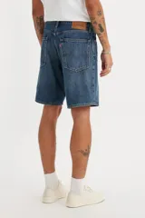 Bermuda de jean azul de corte amplio.