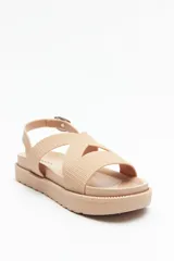 Sandalia negra con tiras entrelazadas ajustables y hebilla metálica. Su base es chunky de goma liviana y su suela elevada de 3,5cm.