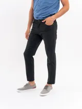 Pantalon tipo chino de corte recto, color beige, con cierre frontal y bolsillos laterales.