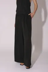 Pantalón palazzo de tiro alto color gris, con pinzas delanteras y bolsillos laterales.