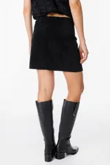 Minifalda de pana color marrón, con corte recto y diseño minimalista.