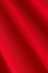 Vestido maxi rojo confeccionado en tejido liviano de algodón, con escote recto, breteles finos y cuerpo fruncido en nido de abeja con costura en V en la cintura, y falda larga con vuelo.