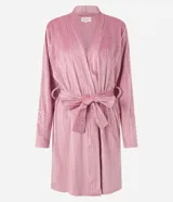 Bata de baño corta color rosado, confeccionada en plush texturizado con rayas verticales. Tiene escote en V cruzado, mangas largas y cinturón para atar.