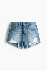 Short de denim de tiro superalto y corte clásico con cinco bolsillos, confeccionado en algodón rígido. Presenta detalles de roturas y efecto desgastado en la parte frontal, además de bajos deshilachados con flecos.