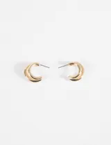 Aros tipo argolla doble, color dorado, con acabado metálico.