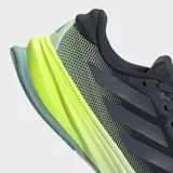 Championes de running Adidas Supernova Rise 2, color negro con detalles en gris oscuro y entresuela de espuma Dreamstrike+ en color amarillo neón y suela exterior azul claro.