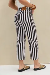 Jeans de corte recto y tiro alto, con diseño de rayas verticales en colores marrón oscuro y blanco.