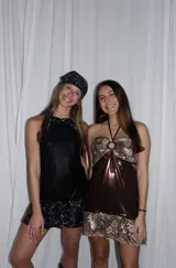 Vestido bordó con escote halter, cuello alto y volado en el ruedo.