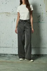 Jean de corte wide leg en color gris lavado, con diseño de tiro alto y cinco bolsillos.