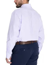 Camisa de manga larga para hombre de la marca RKF, color lila con patrón de rayas finas, cuello abotonado y bolsillo en el pecho con logo bordado.