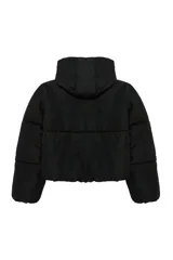 Campera puffer de corte recto y diseño acolchado, con capucha fija, manga larga y cierre frontal con cremallera.