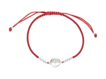 Pulsera ajustable de hilo rojo trenzado (macramé) con un dije central de Árbol de la Vida en plata 925. A cada lado del dije central, presenta una hilera de cuentas esféricas de plata.