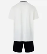 Conjunto de pijama para hombre, compuesto por remera de algodón color crudo con cuello redondo, mangas cortas y estampado de Garfield en un sillón, y short negro de algodón con cintura elástica.
