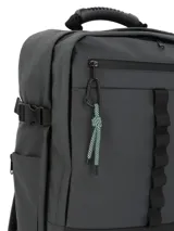 Mochila urbana y outdoor marca RKF, color gris oscuro con base negra. Cuenta con compartimento principal con cierre impermeable, bolsillo para laptop de 15 pulgadas, múltiples compartimentos frontales, bolsillos laterales para botellas y correas ajustables. Incluye un llavero mosquetón decorativo y parche de cuero sintético con logo en la parte inferior.