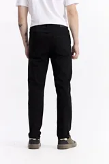 Jean de corte slim, con tiro medio, cierre frontal con botón y bolsillos laterales y traseros.