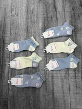 Pack de seis pares de medias tobilleras con diseños de ovejitas y otros motivos infantiles en colores celeste, azul y amarillo.