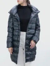 Campera larga de nylon color azul marino, con relleno de plumas, cuello alto y cierre con botones a presión.