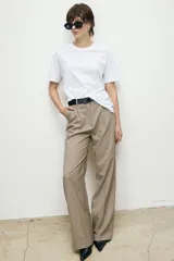 Pantalón de vestir color beige, de corte recto y tiro alto.