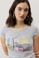 Remera corta gris melange con ribetes amarillos en el cuello y las mangas, y un estampado gráfico abstracto en el pecho.