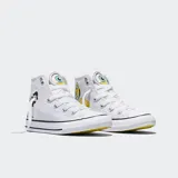 Championes Converse Chuck Taylor All Star de lona blanca con diseño de Minions, con parche de All Star amarillo y detalles inspirados en los personajes.