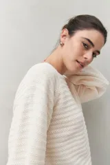 Sweater celeste tramado de silueta relajada, con combinación de texturas en el tejido y mangas abullonadas con puños elastizados.