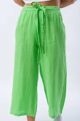 Pantalón corto de lino color verde menta, con cintura elastizada y lazo ajustable. Corte a la altura de los tobillos.