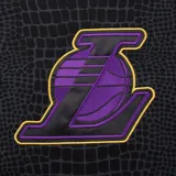 Canguro azul marino con textura de piel de serpiente y logo de los Golden State Warriors estampado en el pecho.