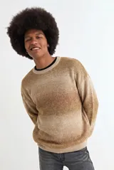 Sweater de tejido de punto con diseño degradé en tonos tierra, cuello redondo y mangas largas con puños y ruedo acanalados.