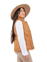 Chaleco beige capitoneado con cierre frontal y cuello de pana marrón.