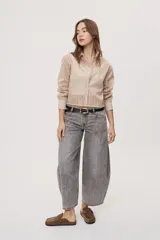 Jean de tiro medio con calce barrel, pierna amplia y ligeramente curva. Confeccionado en denim negro lavado, cuenta con diseño clásico de cinco bolsillos y presillas para cinto.
