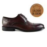 Zapato de vestir acordonado de cuero negro, con puntera ligeramente redondeada.