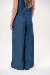 Pantalón azul de corte wide leg, con cintura elástica ajustable mediante cordón y bolsillos laterales.