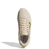 Championes Adidas modelo Lite Racer 4.0, color beige con detalles en dorado en las icónicas tres tiras laterales. Presentan una estructura de malla transpirable y entresuela con tecnología Cloudfoam para mayor amortiguación.