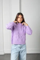 Sweater de punto color lila, con cuello redondo y diseño trenzado en relieve. Presenta mangas largas con puños acanalados y un corte holgado.