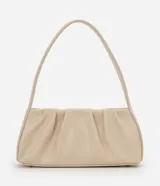 Cartera tipo baguette de marca Satinato, confeccionada en material sintético de poliuretano con textura crocco en color beige. Cuenta con diseño estructurado, cierre en cremallera con herrajes dorados y asa fija de hombro.