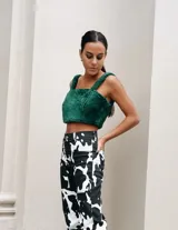 Top corto color crema, estilo bustier, confeccionado en material tipo corderito o borrego, con tirantes anchos.