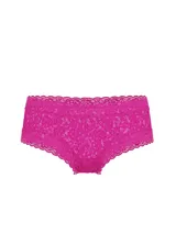Bombacha tipo cheeky de encaje color fucsia, de tiro bajo con ribetes festoneados.