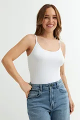 Body color beige con breteles finos.