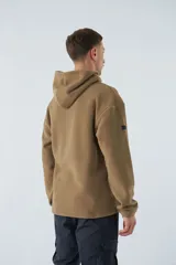 Buzo canguro color marrón de polar con capucha, bolsillo tipo canguro y logo estampado en el pecho.