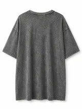 Remera marrón oscuro de corte oversize, con cuello redondo y mangas cortas. Presenta un pequeño estampado con la palabra "Suns" en tono beige en el pecho.
