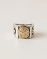 Anillo ancho de plata con aplique circular de oro 18k con diseño de San Benito.